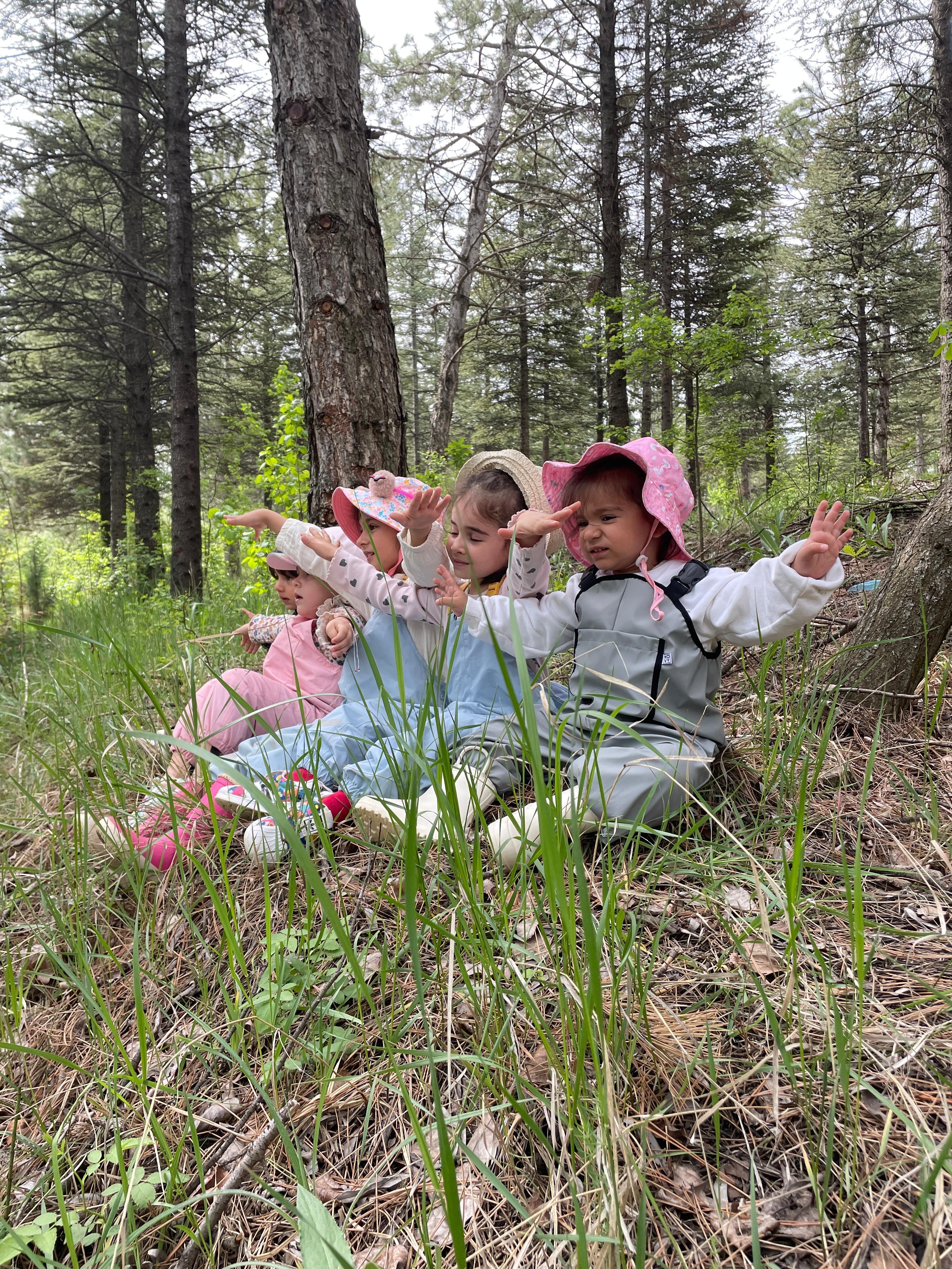 Doğa etkinliğindeki çocuklar