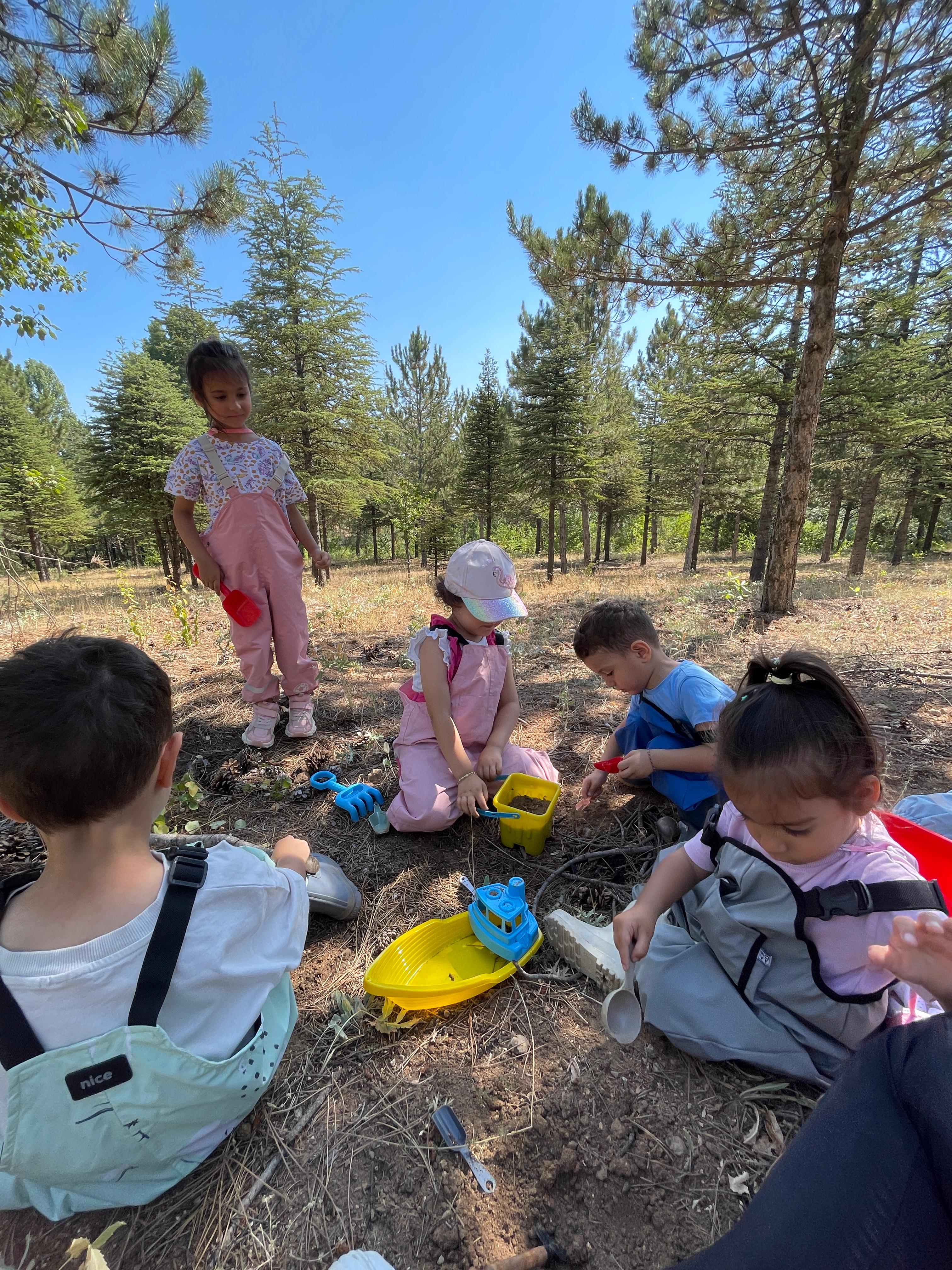 Orman Ekolü etkinliğindeki çocuklar