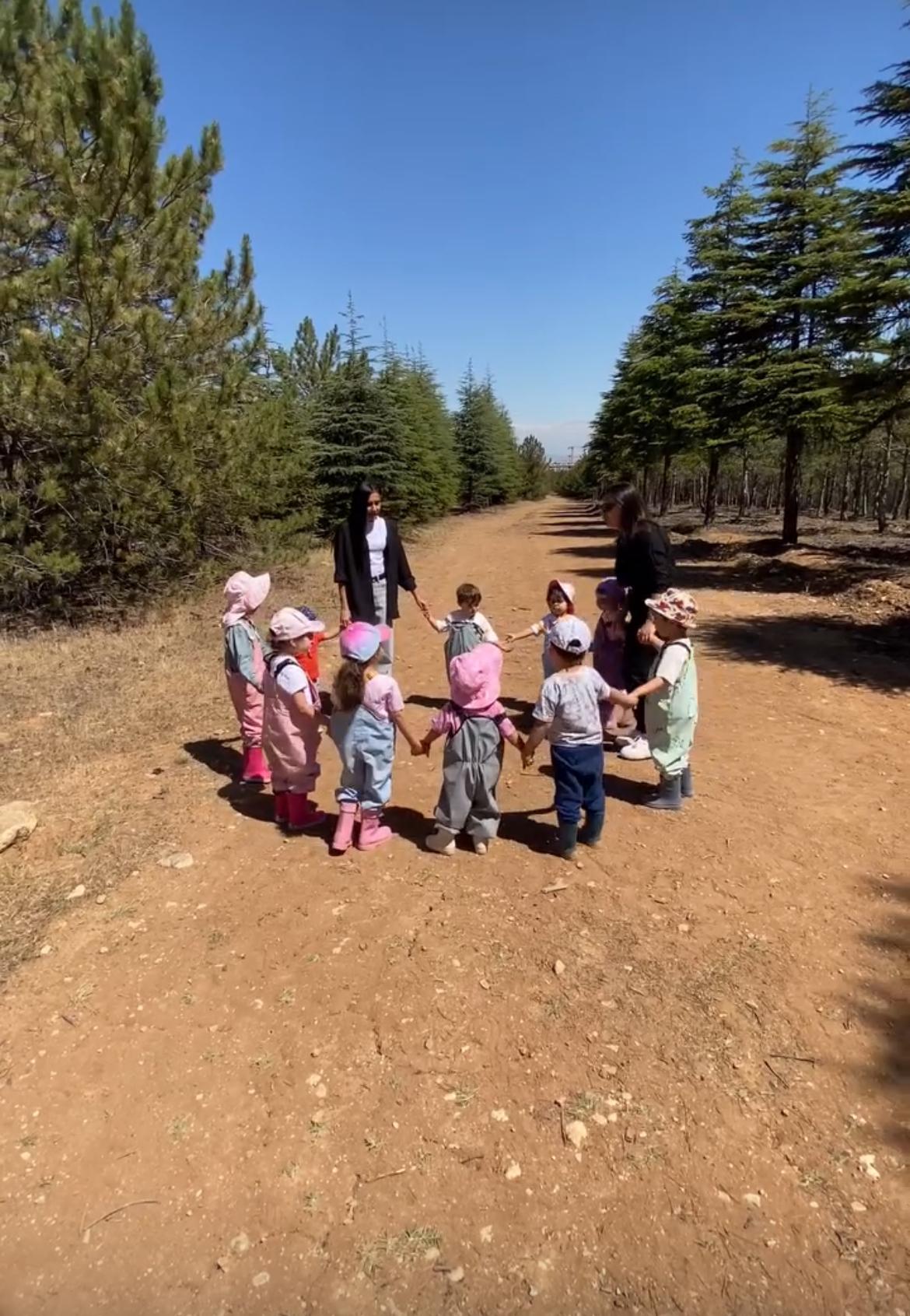 Çocuklarla İlgilenen Öğretmen